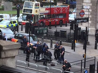 El comunicado policial asegura que el hombre ha sido arrestado en la calle del Parlamento, justo en la intersección con la plaza del mismo nombre, a las 2.20 de la tarde, hora de Londres. En la imagen, momento de la detención del joven de 20 años.