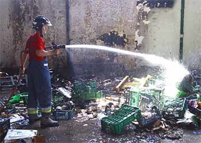 Un bombero trabaja en las labores de extinción.