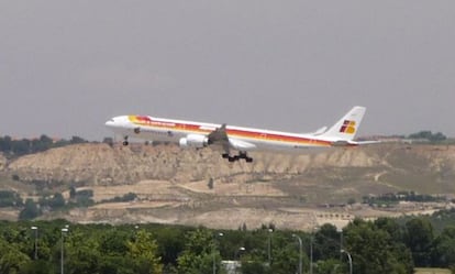 Un avi&oacute;n de Iberia despega del aeropuerto de Barajas, Madrid.