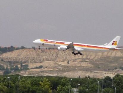 Un avi&oacute;n de Iberia despega del aeropuerto de Barajas, Madrid.