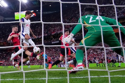 Brennan Johnson marca ante el Manchester United en la final de la Europa League.