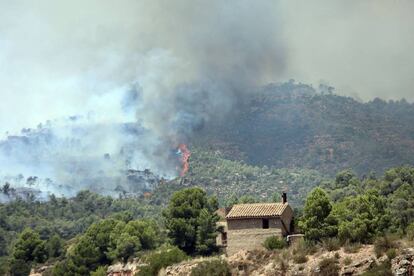 Flames near a house in Torre de l'Espanyol.
