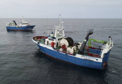 Dos de los pesqueros que colaboran con el proyecto Mares Circulares, con base en Ribeira (A Coruña).