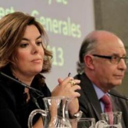 La vicepresidenta del Gobierno y los ministros de Economía y Hacienda durante la rueda de prensa posterior al Consejo de Ministros.