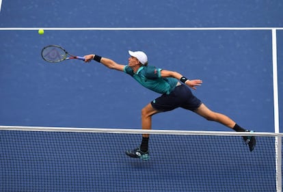 Kevin Anderson, de Sudáfrica, busca una pelota del español Rafael Nadal.