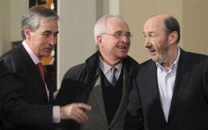 Ram&oacute;n J&aacute;uregui, Jos&eacute; Mar&iacute;a Maravall y Alfredo P&eacute;rez Rubalcaba, en el C&iacute;rculo de Bellas Artes de Madrid. 