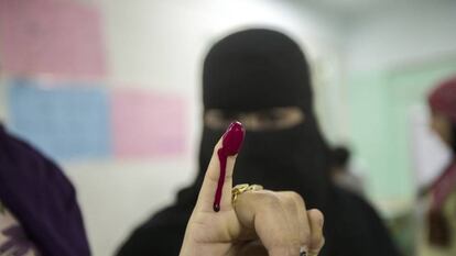 Una mujer egipcia, tras ejercer el voto, este miércoles en El Cairo.