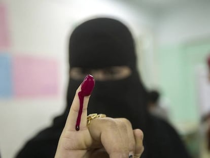 Una mujer egipcia, tras ejercer el voto, este miércoles en El Cairo.