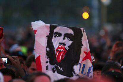 El símbolo de los Rolling Stones luce en una bandera con la imagen del Che Guevara, en el concierto de La Habana.