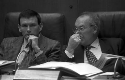 EL lehendakari José Antonio Ardanza, acompañado del  vicelehendakari Juan José Ibarretxe, en el Parlamento Vasco el año 1997.