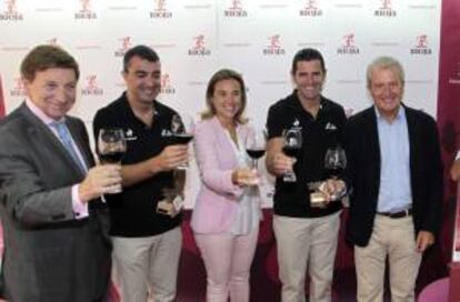 El presidente del Consejo Regulador de la Denominación de Origen Calificada (DOC) Rioja, Víctor Pascual (i), el director general de la Vuelta Ciclista a España, Javier Guillén (2i), su director deportivo, Abraham Olano (2d), la alcaldesa de Logroño, Cuca Gamarra y el consejero de Presidencia, Emilio del Río (d), durante la entrega de la distinción "Amigo del Rioja" a la Vuelta Ciclista a España.