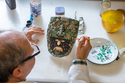 Sergio Gonzlez restaurando una pieza en el Museo Nacional de Antropologa.