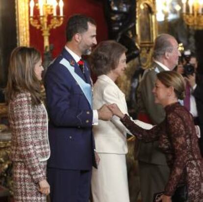 El príncipe Felipe junto a la princesa Letizia y los Reyes, saluda a la presidenta de Castilla-La Mancha, María Dolores de Cospedal, durante la recepción que ha tenido lugar hoy en el Palacio Real, con motivo de la celebración de la Fiesta Nacional.