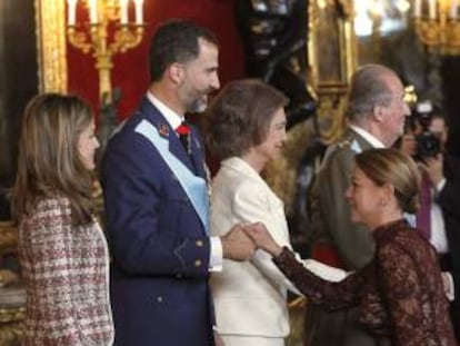 El príncipe Felipe junto a la princesa Letizia y los Reyes, saluda a la presidenta de Castilla-La Mancha, María Dolores de Cospedal, durante la recepción que ha tenido lugar hoy en el Palacio Real, con motivo de la celebración de la Fiesta Nacional.