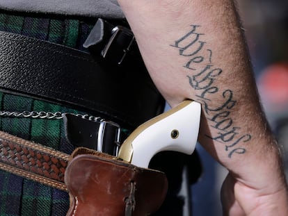 Homem porta arma fora do Capitólio de Austin, no Texas, em 2015.