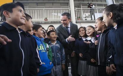 El secretario de Educación, Aurelio Nuño, en un colegio del DF.