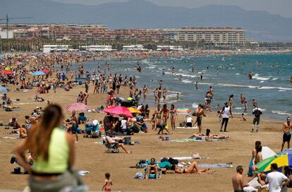 Cuando la criatura pálida emergió del agua, media playa se vació y el pálido pudo colocar su toalla más cerca de la orilla.