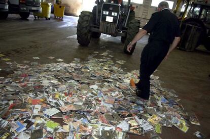 Agentes polic&iacute;as destruyen copias de discos compactos incautados.