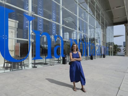 La directora Carme Portaceli, davant del TNC.