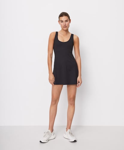 El vestido deportivo de Oysho esculpe la figura gracias a su interior compresivo. Cuenta con bolsillo interior y su diseño minimalista se adapta a cualquier estilo.