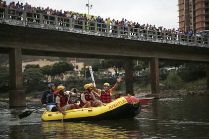 Varias personas transportan la antorcha olímpica a lo largo de Tres Ríos, el 29 de julio.