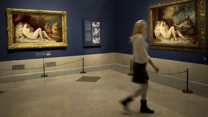 Las dos 'Dánaes' de Tiziano presentes en la muestra: la de la izquierda es la de la Colección Wellington; a la derecha, la del Prado.