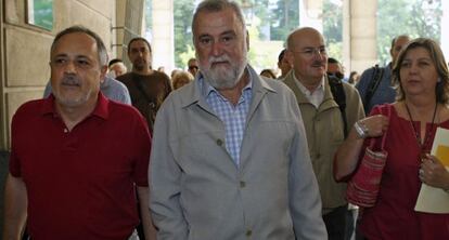 Antonio Rodrigo Torrijos, en el centro, en los juzgados de Sevilla en 2011.