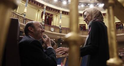 Rosa D&iacute;ez conversa en el Parlamento con Alfredo P&eacute;rez Rubalcaba, el pasado 11 de diciembre.