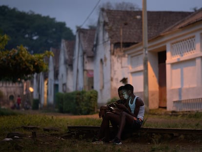 Dos jóvenes miran sus teléfonos móviles en Santo Tomé y Príncipe, en febrero de 2020