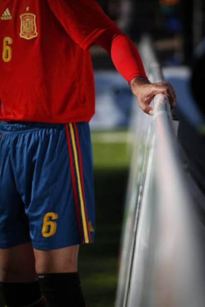 Un jugador de la selección española de fútbol para ciegos toca la valla lateral para orientarse en el campo.