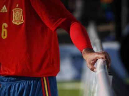 Un jugador de la selección española de fútbol para ciegos toca la valla lateral para orientarse en el campo.