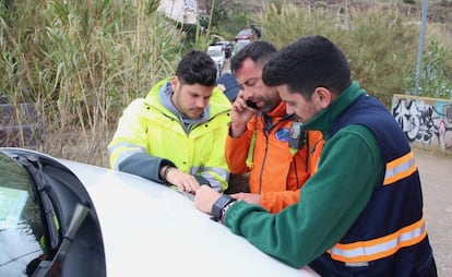 Especialistas de los servicios de emergencias junto a voluntarios, vecinos y familiares, durante el dispositivo de búsqueda del niño de ocho años Gabriel Cruz, en la barriada de Las Hortichuelas (Almería), el 4 de marzo de 2018.