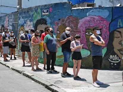 Cola este domingo en Río para votar en las elecciones municipales.