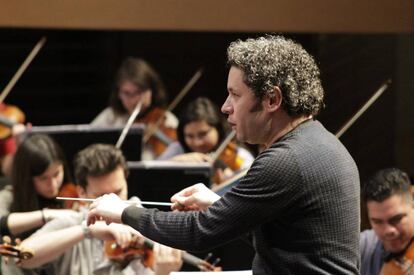 Gustavo Dudamel durante uno de los ensayos en Santiago de Chile