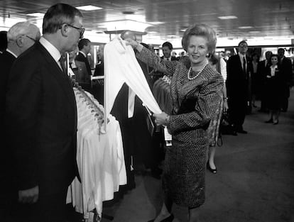 La primera ministra británica, Margaret Thatcher, mira un jersey en la inauguración de la tienda de la cadena inglesa Marks & Spencer en Galerías Preciados durante su viaje oficial a España en septiembre de 1988.