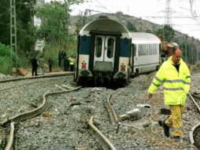 T03. Vandellós (Tarragona), 11 abr 00.- La circulación ferroviaria en el Corredor Mediterráneo estuvo interrumpida durante 4 horas debido al descarrilamiento de un tren Arco a la altura del apeadero de Vandellós, sin que se registraran heridos entre los p