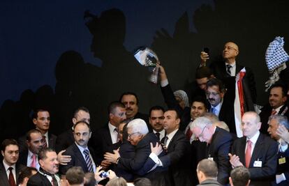 El presidente de la Autoridad Nacional Palestina (ANP), Mahmud, Abás (c), y sus delegados celebran, la decisión de la Asamblea General de la ONU de reconocer a la ANP como un Estado observador no miembro, en Nueva York.