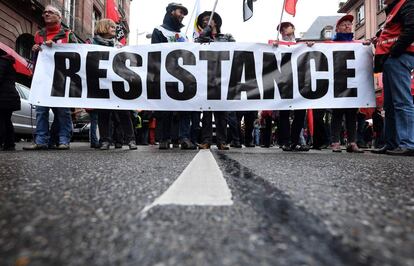 Manifestantes portan una pancarta bajo el lema 'Resistencia', en Estrasburgo (Francia).
