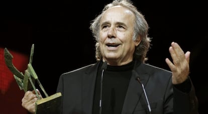 El cantautor Joan Manuel Serrat recoge el premio Ondas por su trayectoria musical.