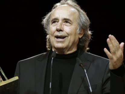 El cantautor Joan Manuel Serrat recoge el premio Ondas por su trayectoria musical.