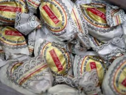 Polvorones y mantecados tradicionales de Estepa (Sevilla), que endulzarán esta Navidad. EFE/Archivo