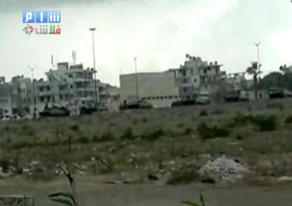 Un fila de vehículos militares recorre una carretera de la localidad de Latakia, según muestra esta imagen tomada por un videoaficionado y difundida por la cadena Shams News Network.