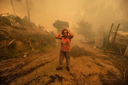 Uma mulher se desespera durante um incêndio em Pampilhosa da Serra, em Portugal, em 18 de junho de 2017. Incêndios, tsunamis e furacões fazem parte do cenário que a crise climática atraiu nos últimos anos e está muito presente nas discussões da COP25, convenção do clima que ocorre em Madri.