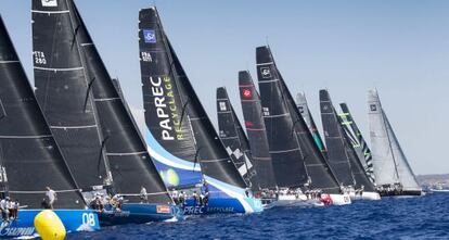 Varias embarcaciones durante la jornada de entrenamiento de la 34 Copa del Rey Mapfre en la bah&iacute;a de Palma.