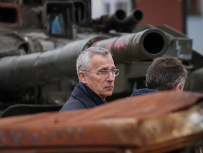 Jens Stoltenberg, en una exhibición de vehículos militares rusos en Kiev, este jueves.