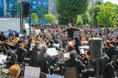 La Orquesta Sinfónica de la Universidad de Concepción durante un concierto que ofrece gratuitamente y al aire libre en apoyo a las protestas, el 6 de noviembre.
