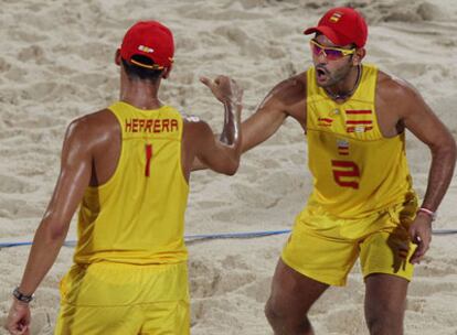 La pareja espa?ola de voley playa, Mesa y Herrera, celebra un tanto ganado al do austriaco.