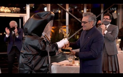 Eugene Levy aceptando el premio de actor protagonista de comedia por la serie 'Schitt's Creek'.