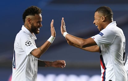 Neymar y Mbappé celebran el pase a semifinales del PSG tras eliminar al Atalanta italiano en los cuartos de final disputados a partido único en Lisboa. / (REUTERS)