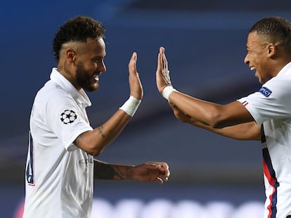 Neymar y Mbappé celebran el pase a semifinales del PSG tras eliminar al Atalanta italiano en los cuartos de final disputados a partido único en Lisboa. / (REUTERS)